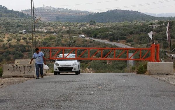 L’ingresso al villaggio di Aboud è stato bloccato senza alcun preavviso, costringendo residenti e mezzi di soccorso a fare lunghe deviazioni.