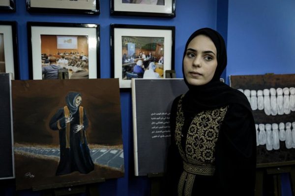 Zainab al-Qolaq racconta attraverso la pittura la storia dei 22 membri della sua famiglia uccisi nella guerra di Gaza