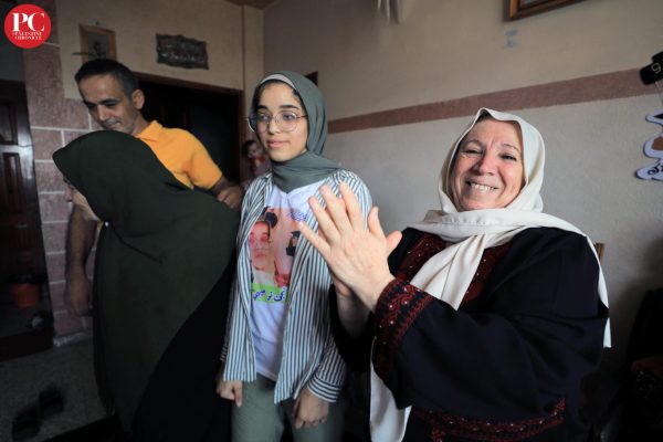 PHOTO-GALLERY: in Palestina gli studenti delle superiori festeggiano i risultati degli esami di maturità