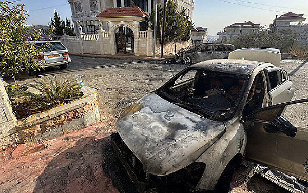 50 arrestati in Cisgiordania e coloni incendiano veicoli a Ramallah e Hebron