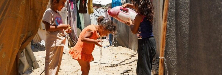 Gaza, il caldo estremo colpisce gli sfollati nelle tende: i bambini i pi&ugrave; vulnerabili
