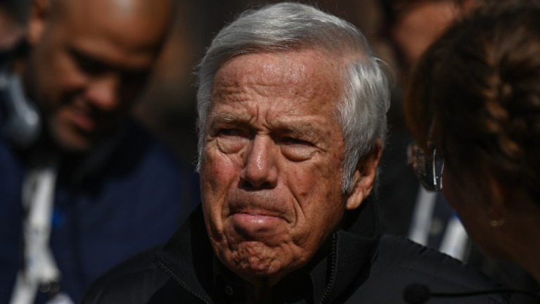 Come il miliardario Robert Kraft, sostenitore di Israele, ha fatto deragliare il tour di Ed Sheeran
